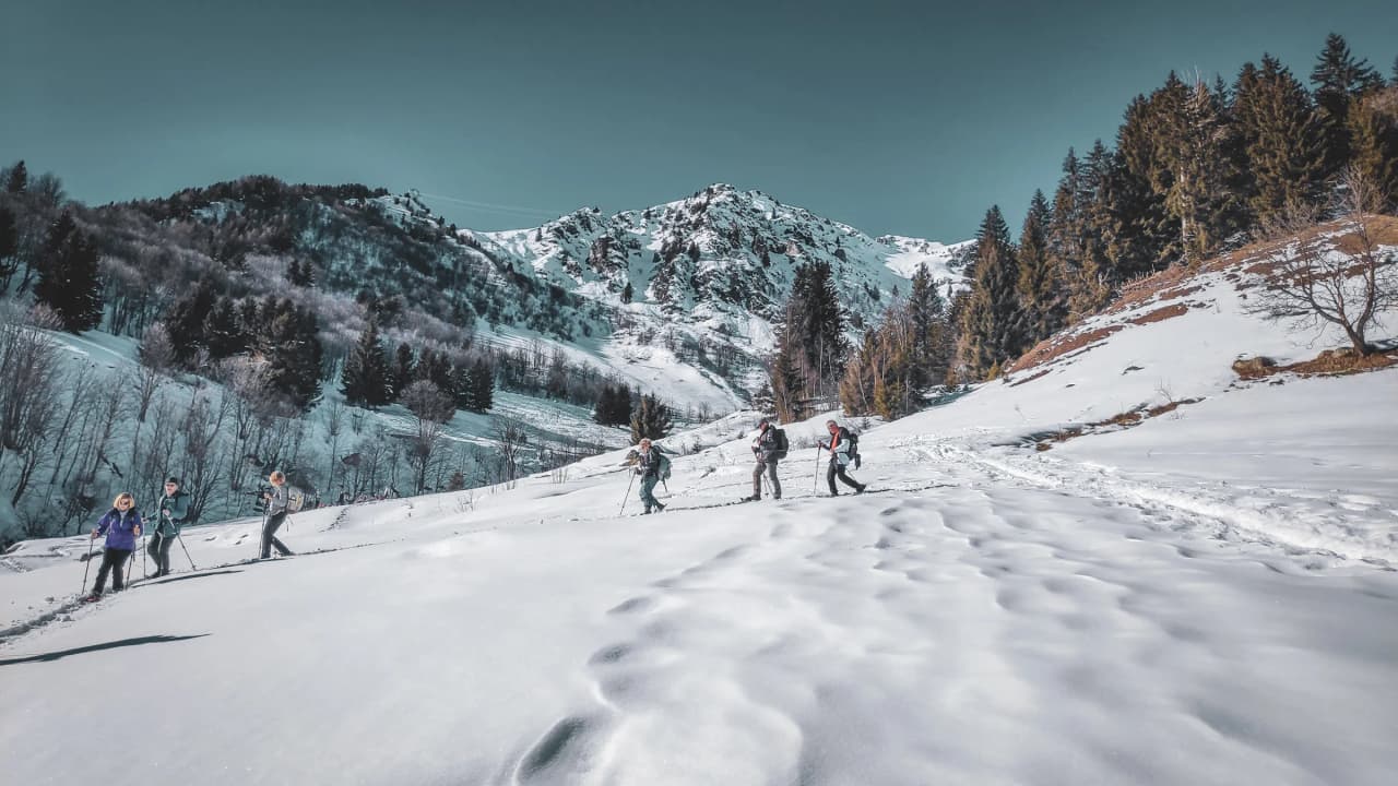 Randonneurs en raquettes à travers le massif des bauges.