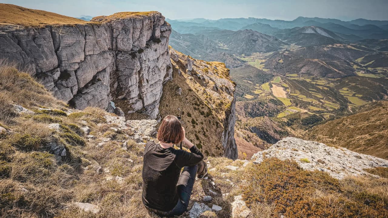 Een wandelaar bekijkt een adembenemend berglandschap in de Vercors.