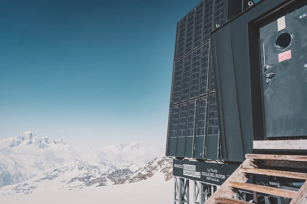 Cabane perchée à 3 357 m, face aux majestueuses Alpes et au Mont Blanc, un havre d'aventure.