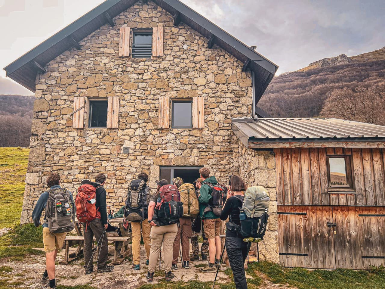 Groep wandelaars voor een piratenhuis