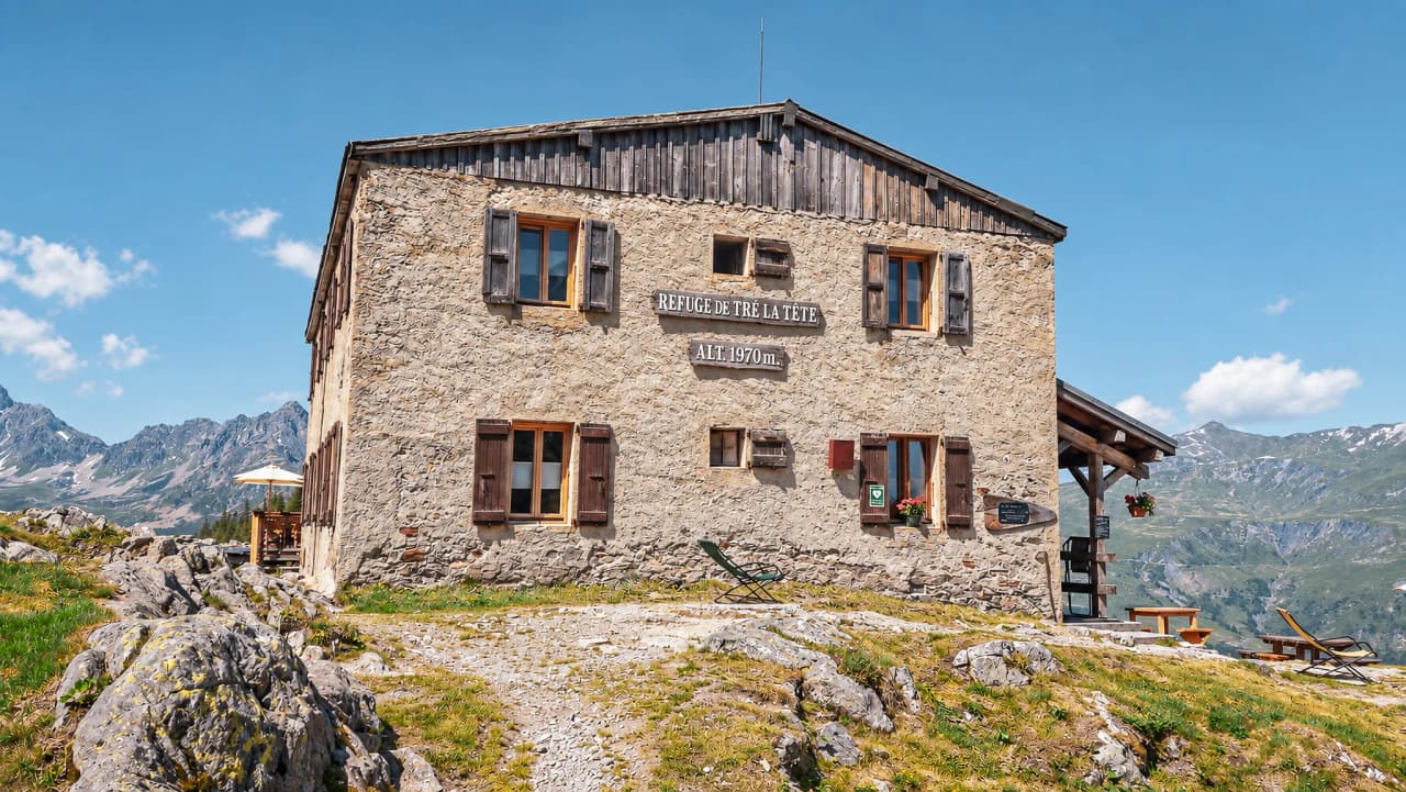Een schilderachtige Berghut in het hart van de Alpen, omgeven door adembenemende landschappen.