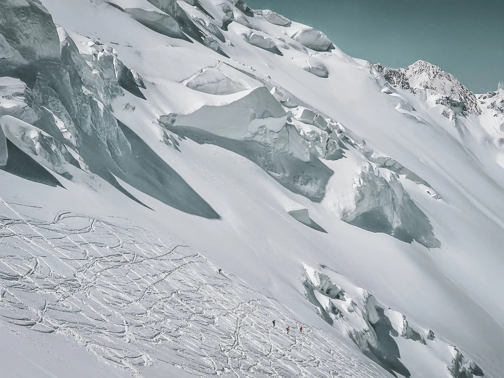Besneeuwde Mont Blanc bergen, met skisporen en bergbeklimmers op verkenning.