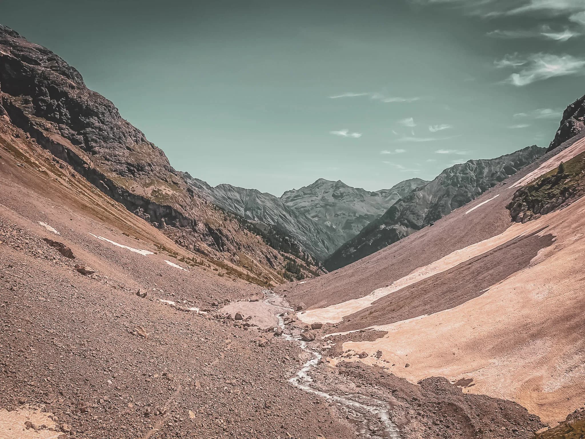 Un paysage montagneux des Écrins, avec des vallées et des sommets majestueux invitant à l’aventure.