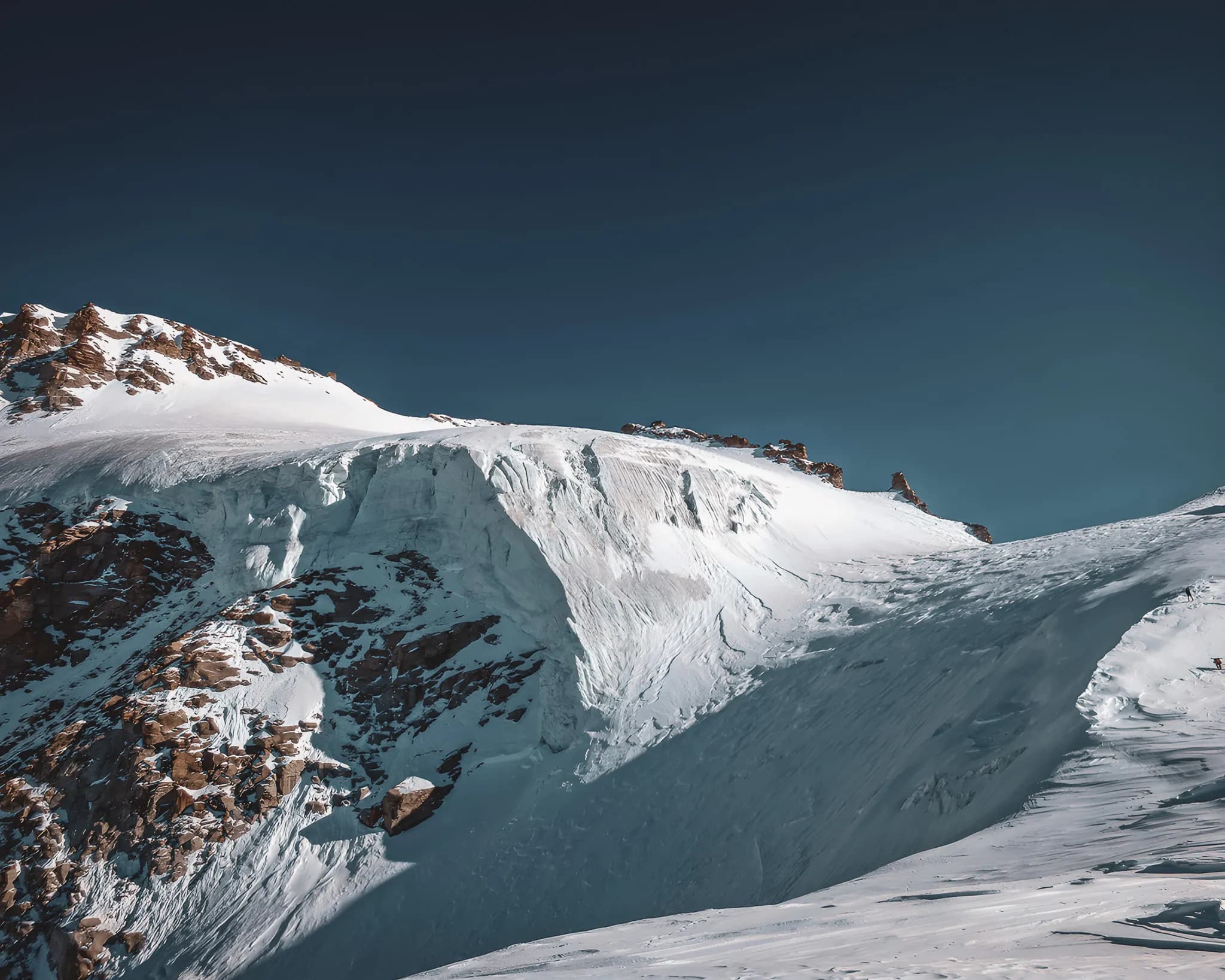 Panorama spectaculaire du glacier du Grand Paradis, invites à l'aventure alpine.