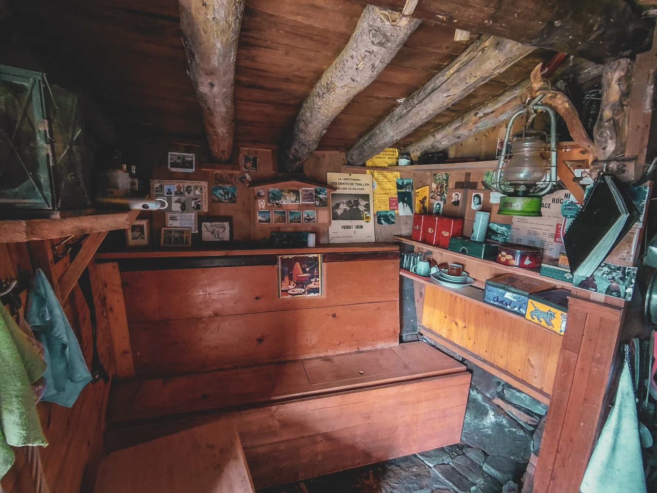 A cosy alpine mountain hut, decorated with souvenirs, inviting you to discover the mountains.