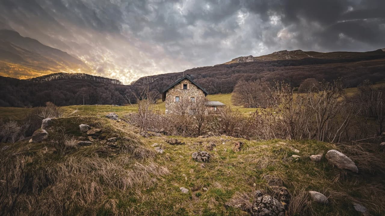 Charmant stenen huis omgeven door wilde natuur en groene heuvels in de Vercors.