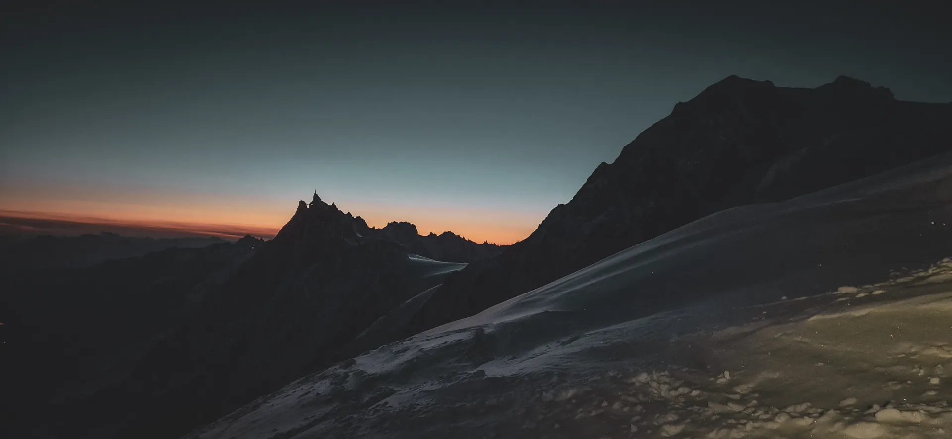 Zonsondergang over de majestueuze toppen van de Mont Blanc, een oproep tot alpien avontuur.