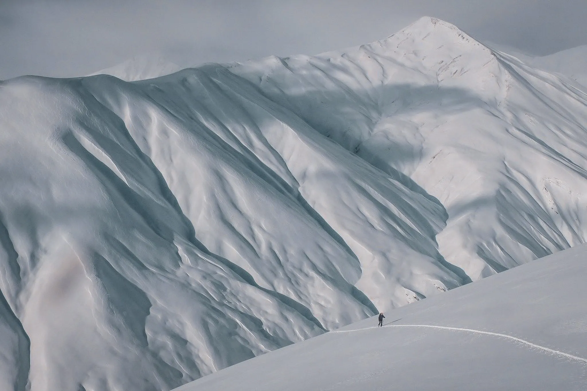 Skitochten in de Hautes Alpes, met gletsjertoppen en onberispelijke sneeuw.