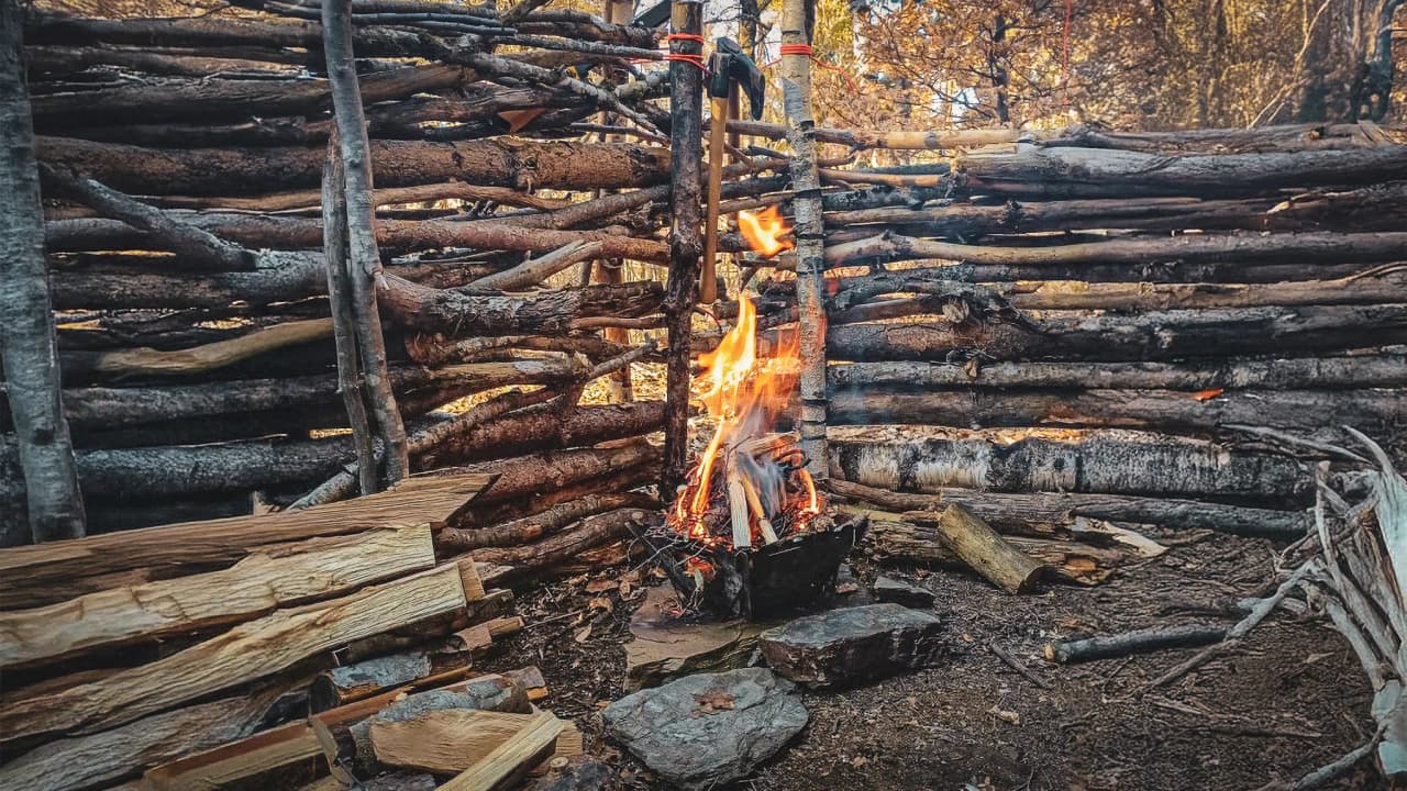 A crackling fire in the heart of a wooden shelter, a cosy atmosphere in the forest. Adventure guaranteed!