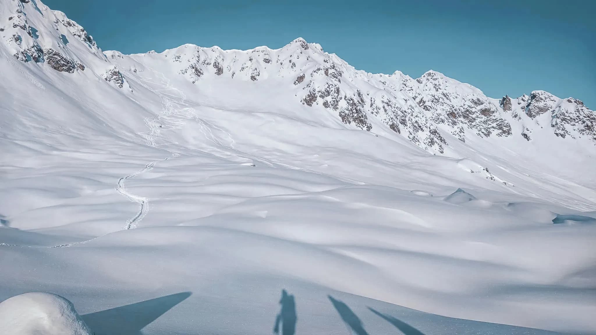 Paysage majestueux des glaciers sous un ciel bleu, invitation à l'aventure au Mont Blanc.