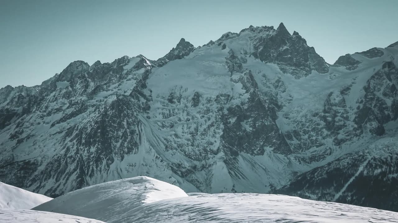 Montagnes majestueuses recouvertes de neige, un paysage de rêve pour les amateurs de ski de randonnée.