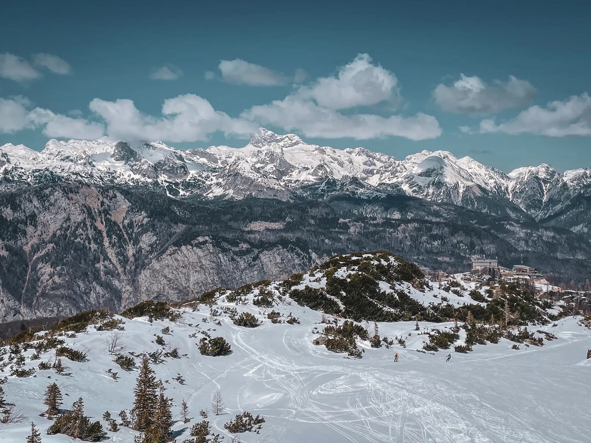 Panorama enneigé des Alpes juliennes, éblouissant, invitant à l'aventure en raquettes.