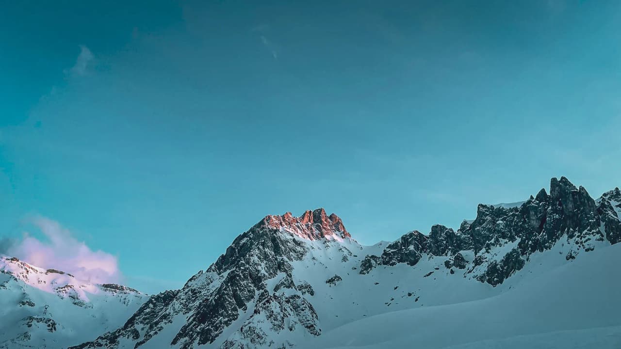Panoramic views of the snow-capped peaks of Mont Blanc, a paradise for ski touring.