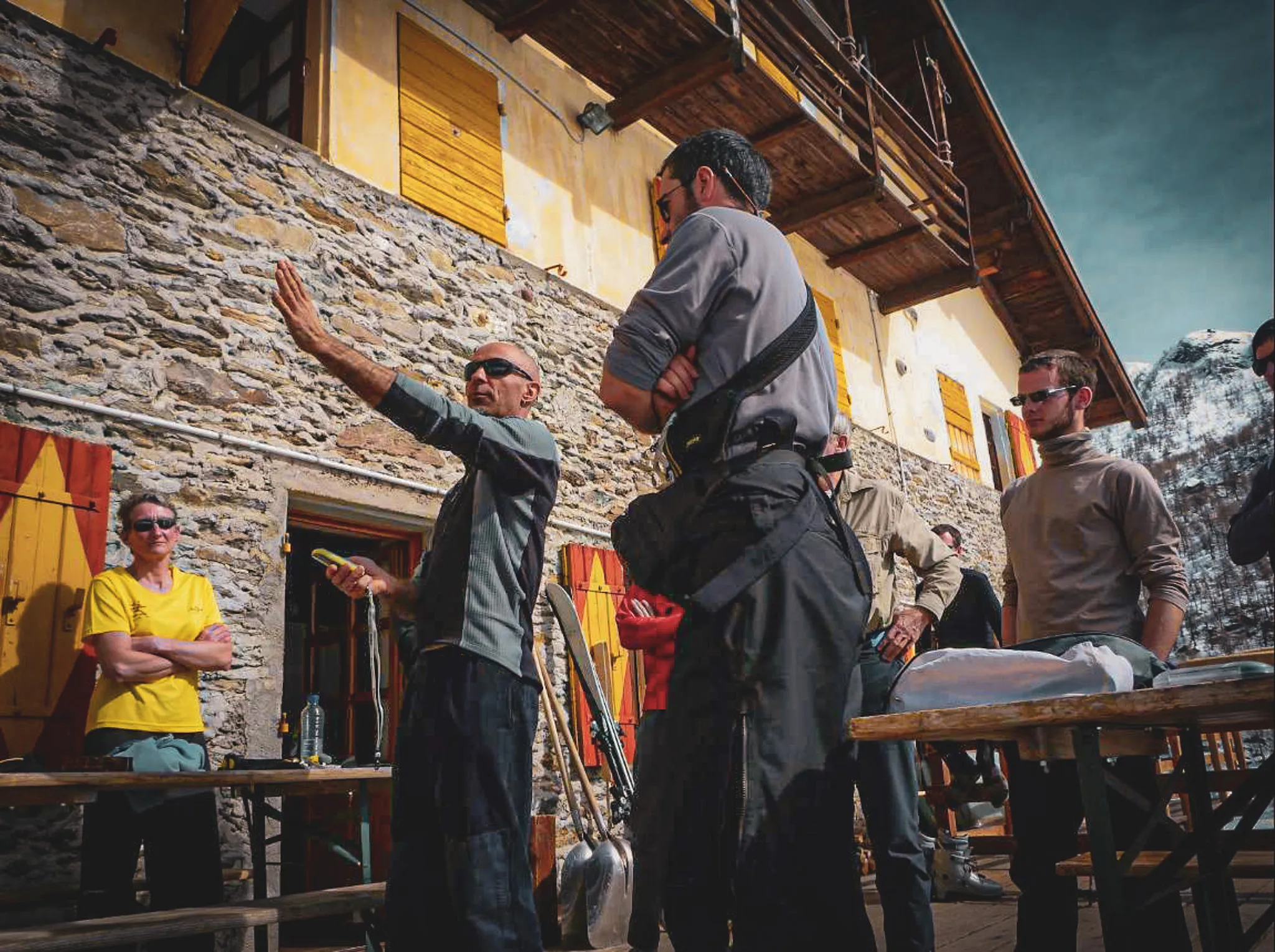 Groepsbriefing voor een ijsklimavontuur in de Italiaanse Alpen.