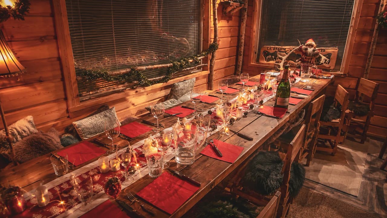 Warmly decorated table, ready for a convivial meal in Lapland, in a magical atmosphere.
