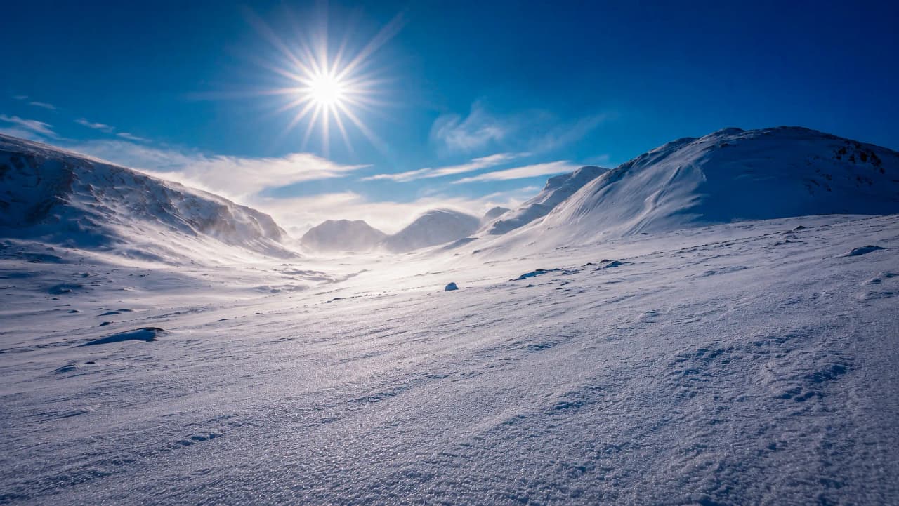 Een schitterend besneeuwd landschap in de zon, majestueuze bergen die uitnodigen tot avontuur.