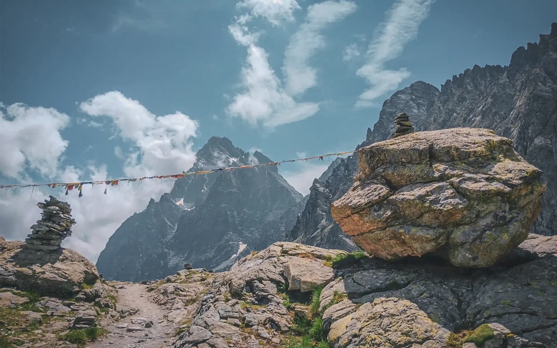 Majestic waterfalls and impressive mountains under a blue sky, an invitation to escape.