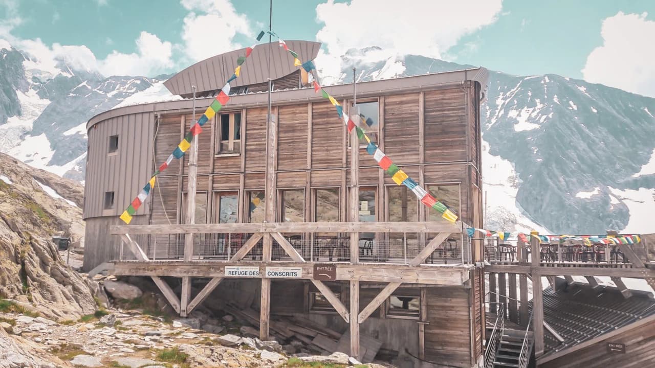 Berghut in het hart van de Alpen, tegenover de Mont Blanc, vriendelijke sfeer en prachtige bergen.