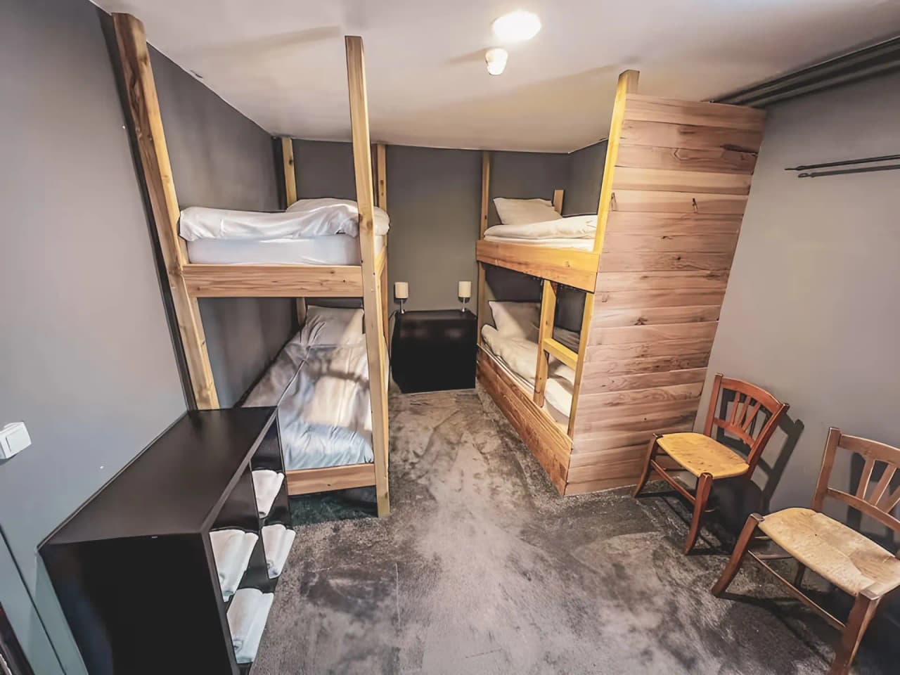 Chambre accueillante avec lits superposés en bois, parfaite pour un séjour de ski à La Grave.