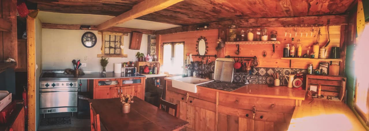 Cuisine chaleureuse en bois, prête pour des aventures alpines après une journée en montagne.