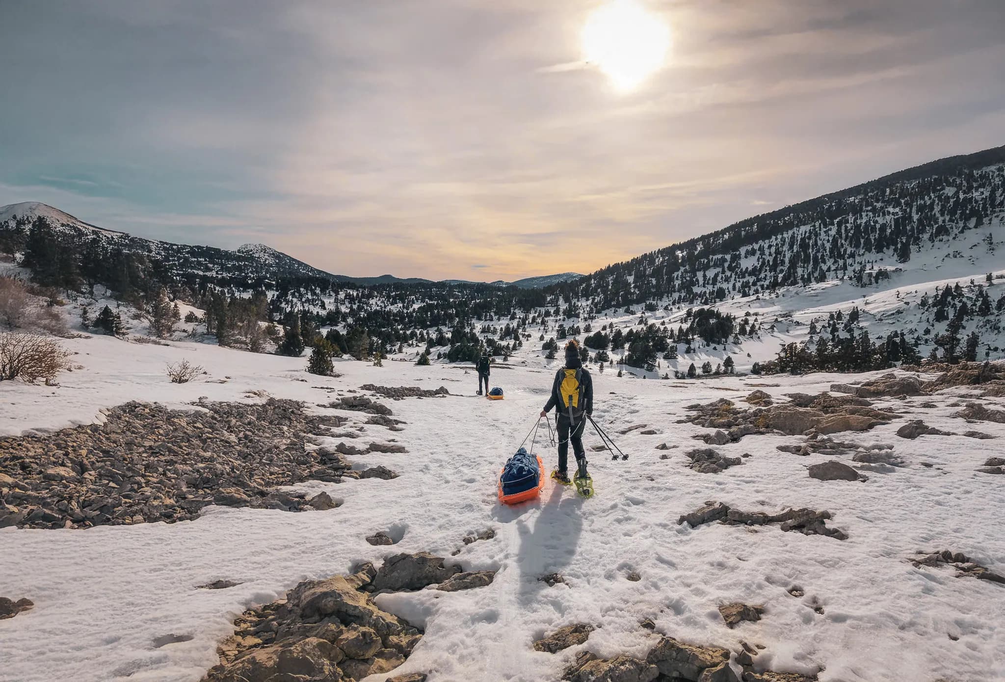 Besneeuwde landschappen van de Vercors, sneeuwschoenavontuur onder de ondergaande zon, onderdompeling in de natuur.