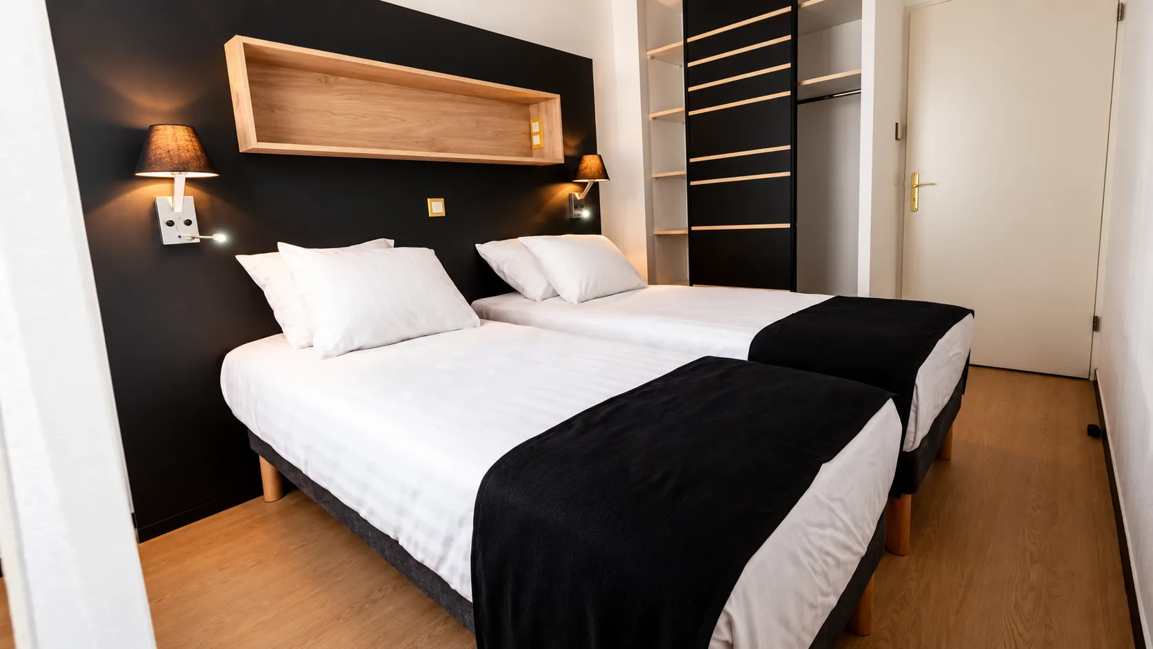 Chambre moderne et accueillante avec lits confortables, idéale pour se reposer après l'aventure.