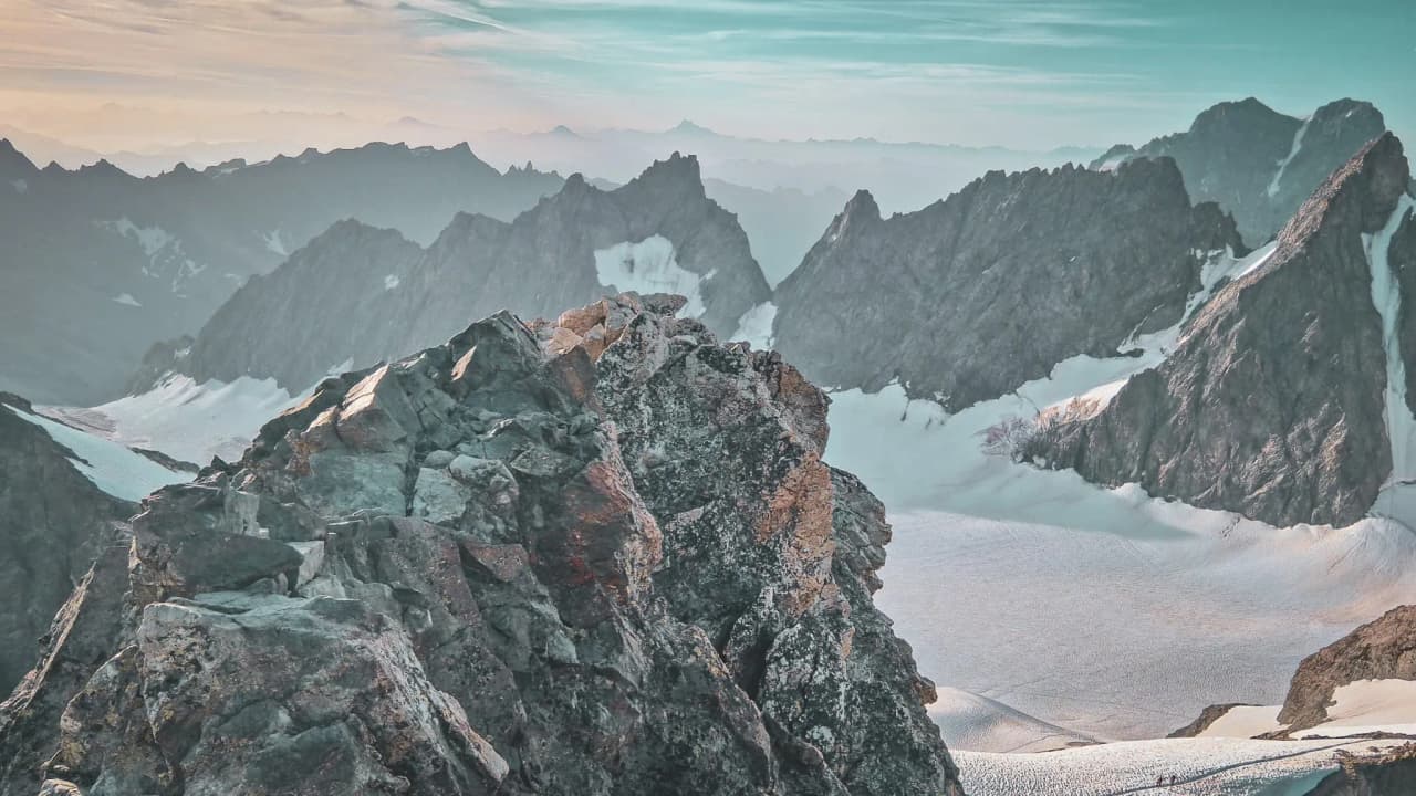 Magnifique vue panoramique sur les sommets des Écrins, avec neige et rochers majestueux.