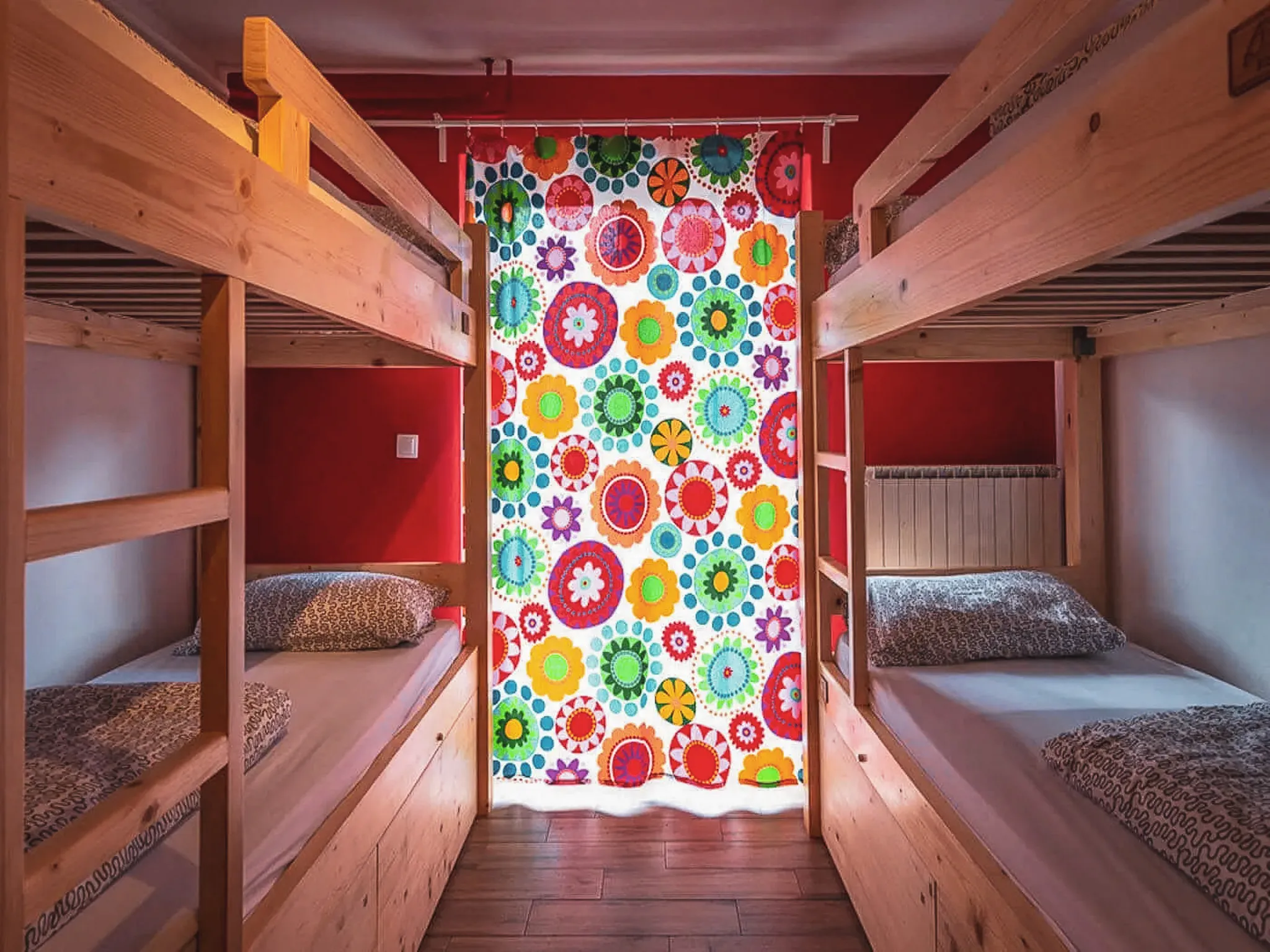 Chambres accueillantes en bois, parées de couleurs vives, parfaites pour rêver d'aventures en Slovénie.