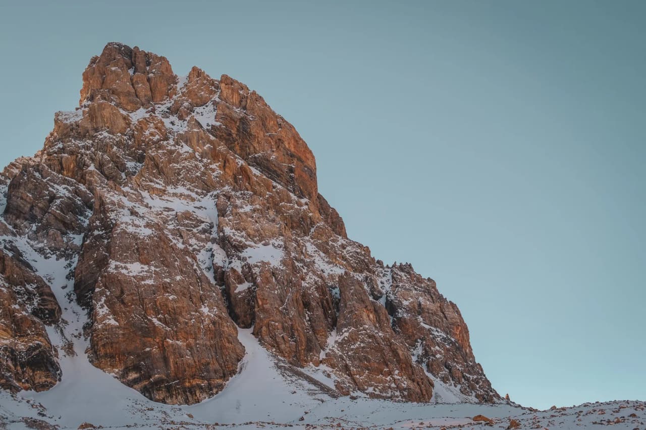 Magnifique sommet rocheux enneigé, offrant des vues à couper le souffle sur les Alpes.
