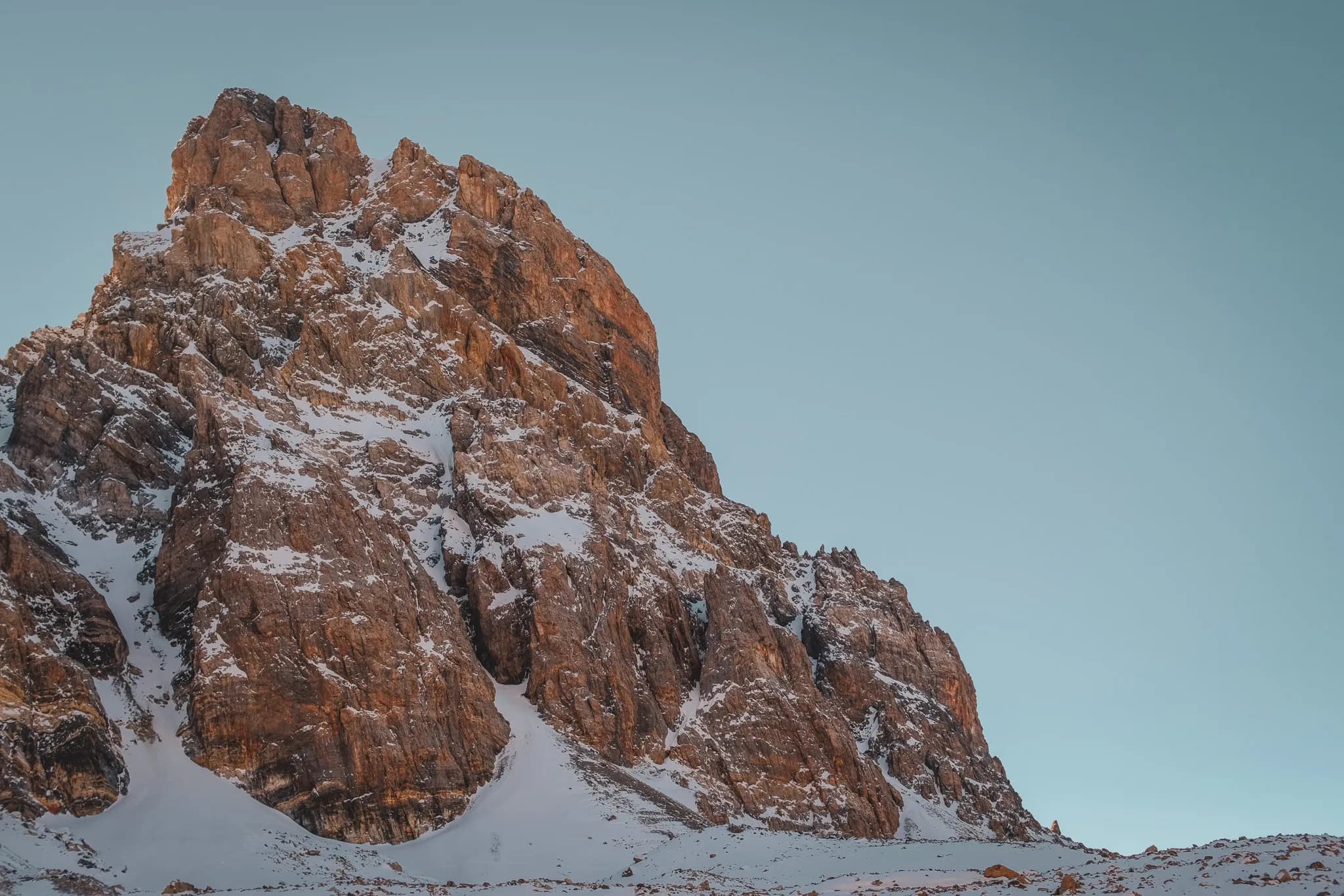 Een prachtige rotsachtige piek bedekt met sneeuw, die een adembenemend uitzicht op de Alpen biedt.