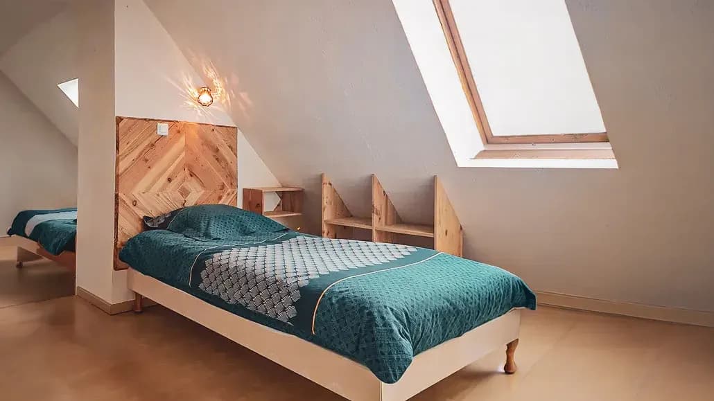 Een gezellige kamer onder het dak, met een royaal uitzicht en een warme inrichting, ideaal om nieuwe energie op te doen na een dag wandelen in de Devoluy.