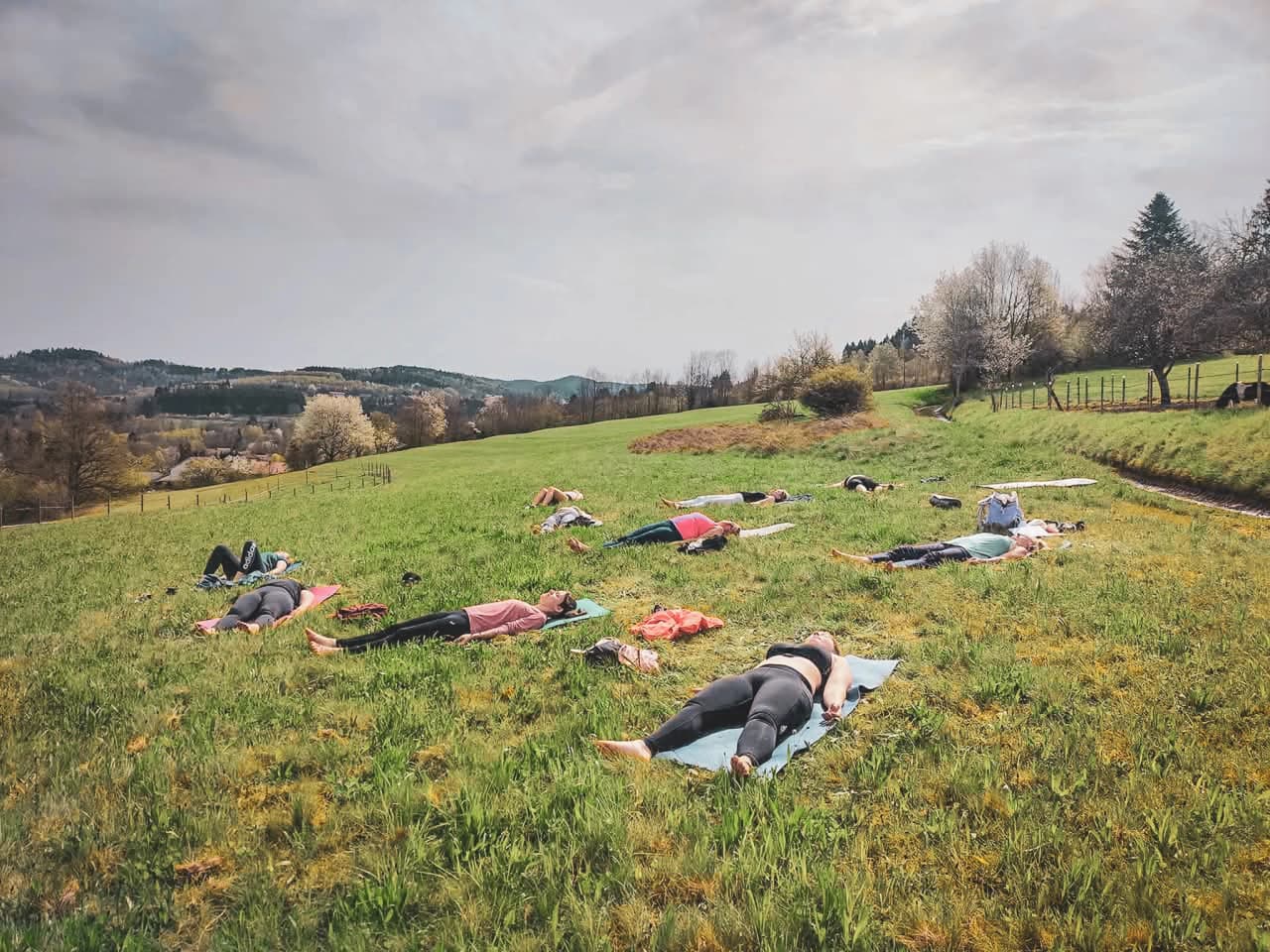 Een groep mensen in een groen veld, genietend van de natuur en ontspanning.