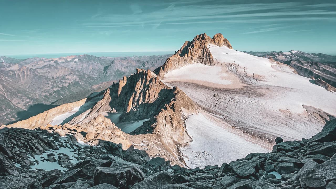 Vue panoramique des sommets majestueux de Chamonix, entre glaciers et roches escarpées.
