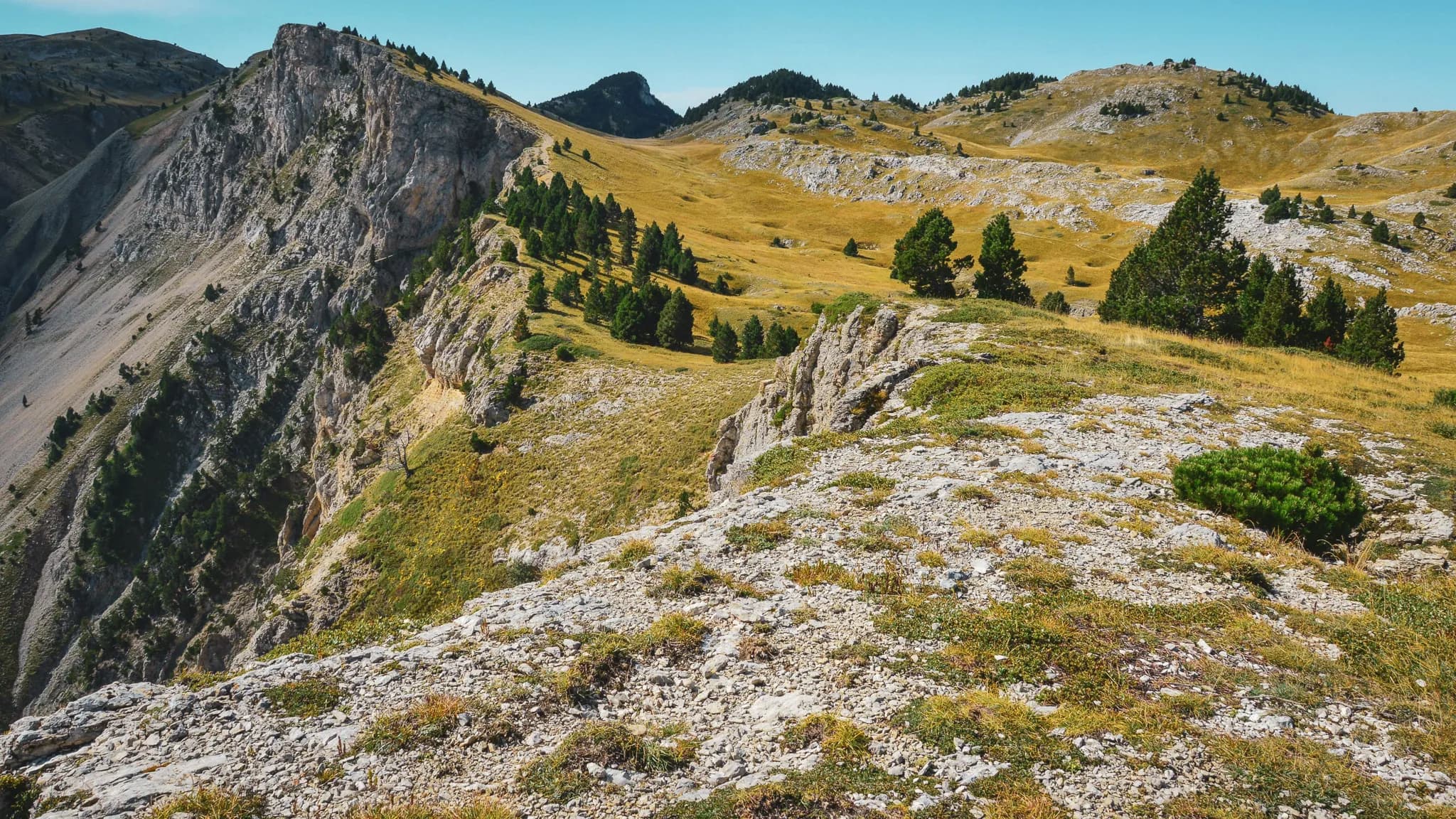A majestic panorama of the Vercors mountains, ideal for adventure and relaxation.