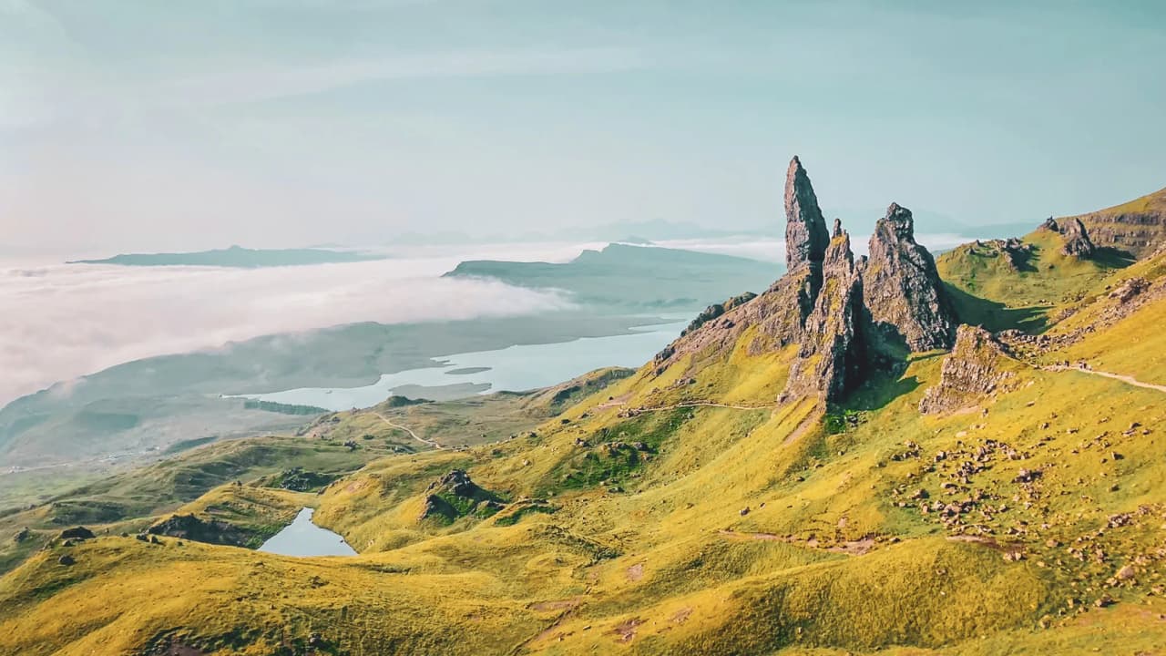 Het majestueuze landschap van het eiland Skye, met duizelingwekkende kliffen en glinsterende lochs.