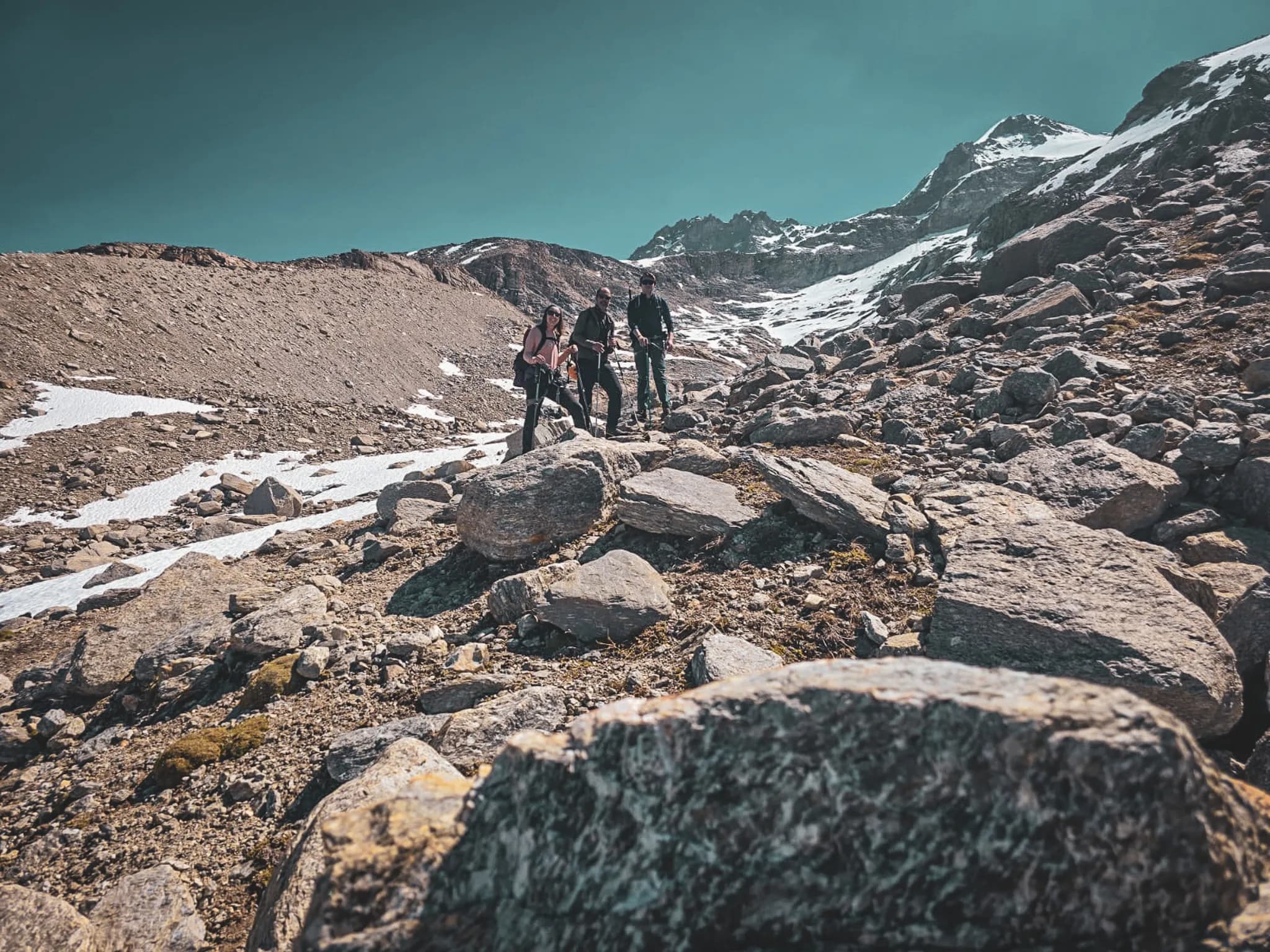 Aan het begin van de beklimming van Grand Paradis zet een groep koers naar de Berghut Victor Emmanuel 2.