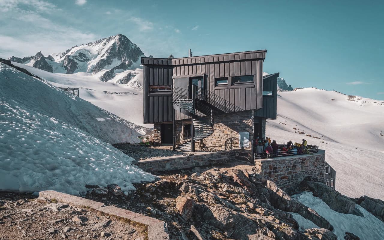 Refuge moderne au pied des glaciers, avec un panorama à couper le souffle sur le Mont-Blanc.
