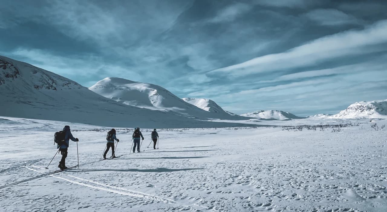 Nordic skiën in een besneeuwd landschap, wilde valleien en majestueuze bergen in Zweeds Lapland.