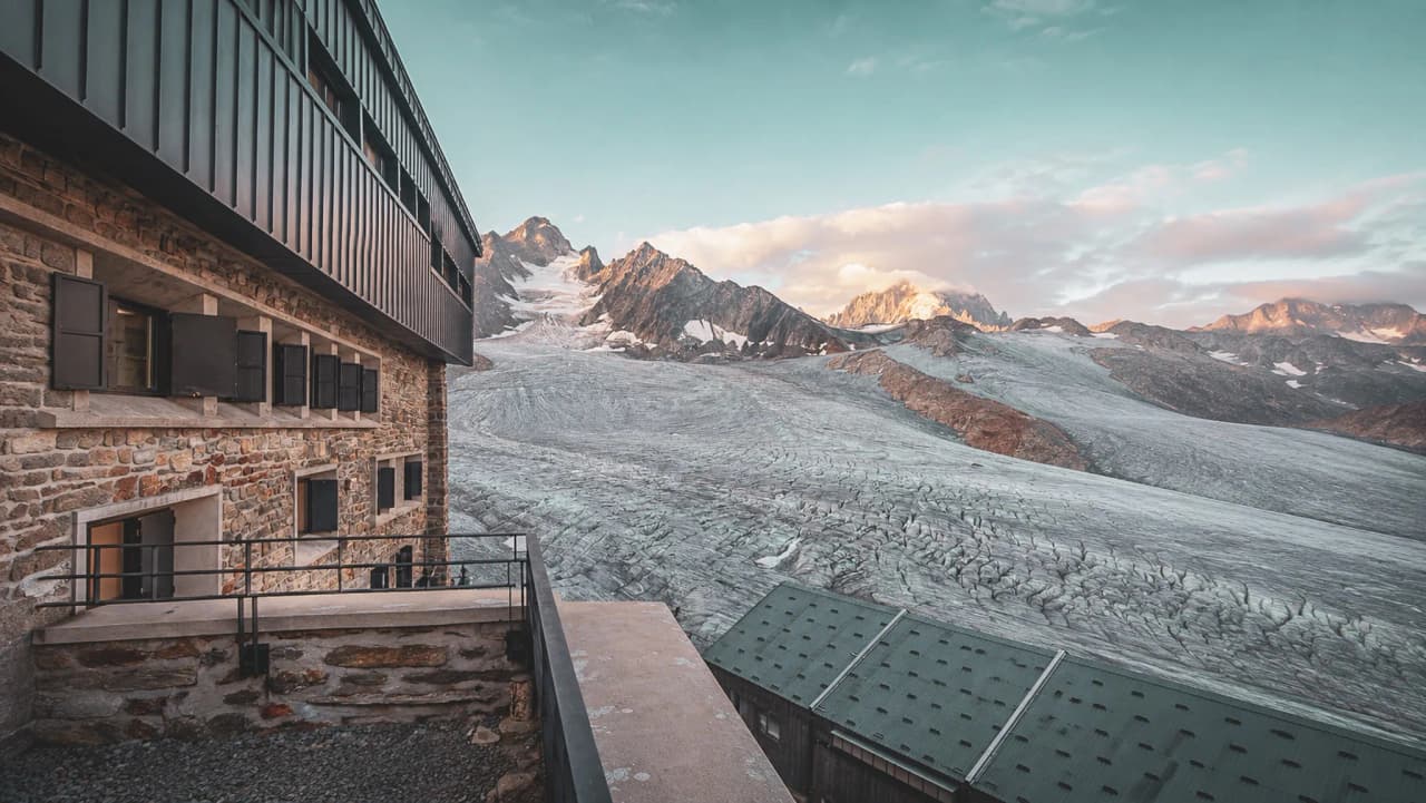 Vue panoramique sur un glacier majestueux et des montagnes dans le cadre enchanteur de Chamonix.