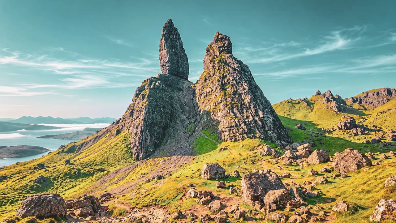 Twee majestueuze rotsformaties op het eiland Skye, omgeven door groen en adembenemende landschappen.