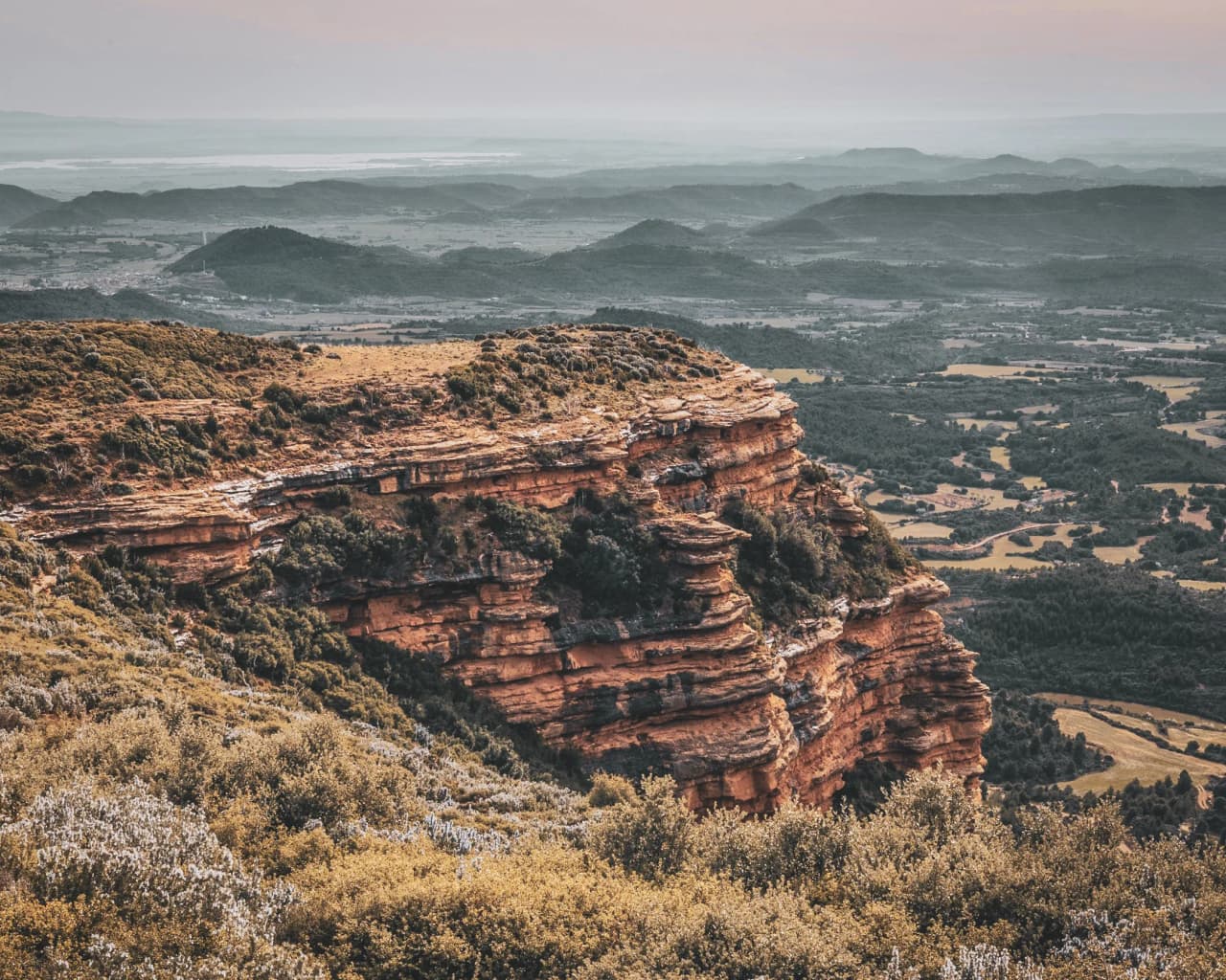 A panoramic view of the red gorges of the Sierra de Guara, a dream of adventure in the heart of nature.