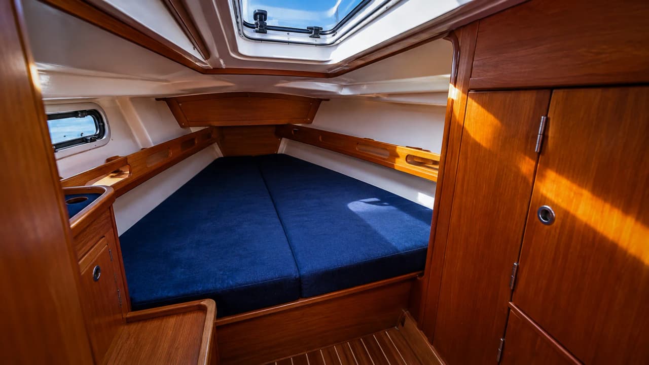 A cosy sailboat cabin with a comfortable bed – perfect for exploring the fjords around Tromsø.