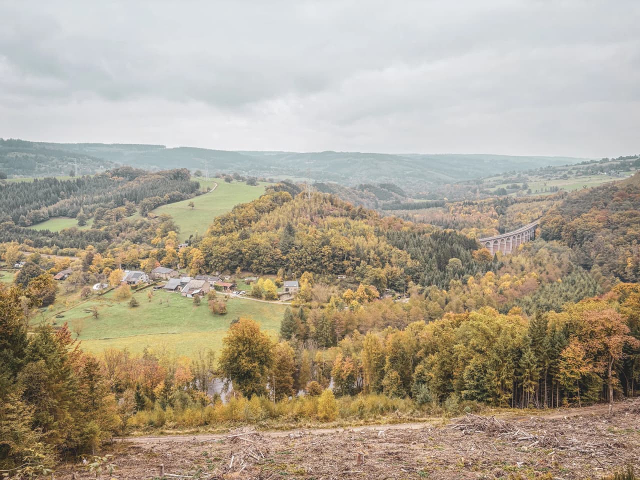 A peaceful autumn panorama over the green valleys of the Ardennes, inviting you to embark on an adventure.