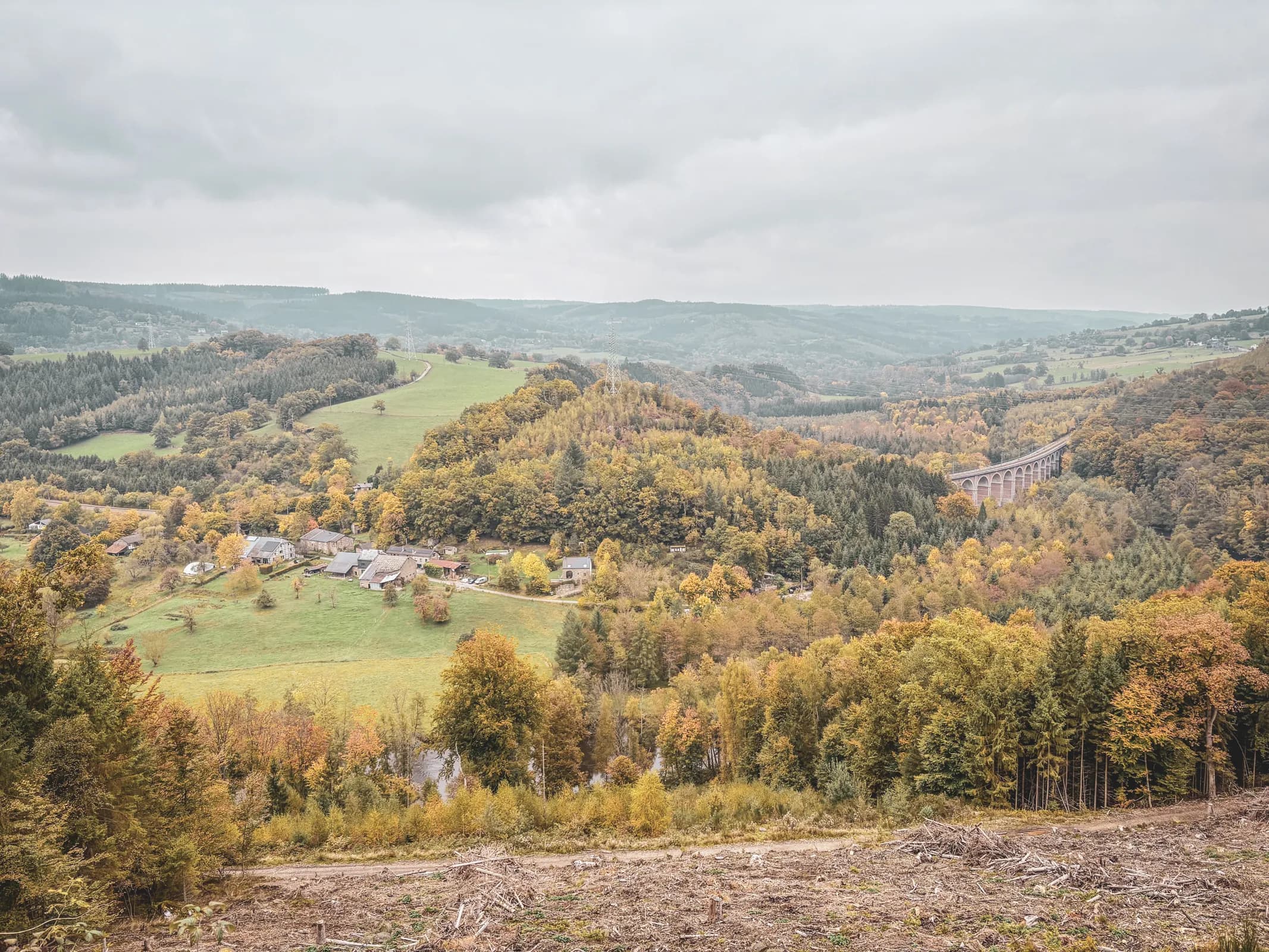 A peaceful autumn panorama over the green valleys of the Ardennes, inviting you to embark on an adventure.
