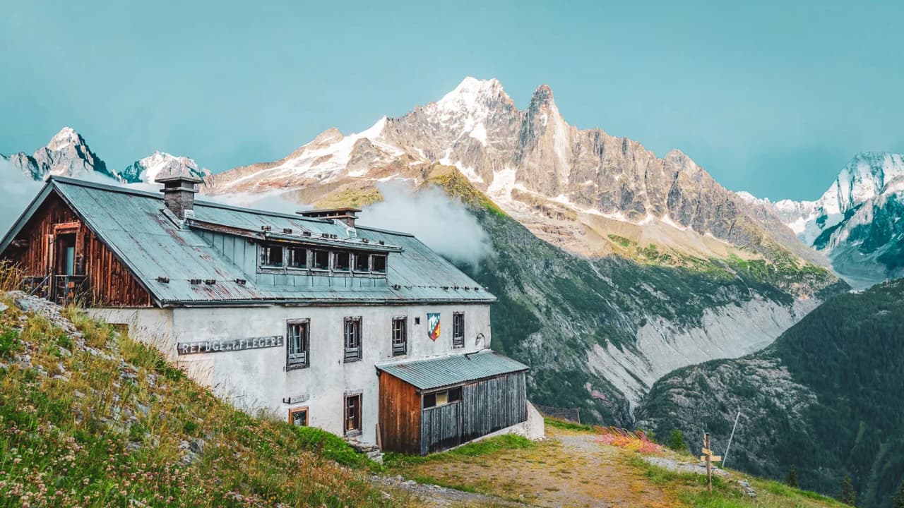 Berghut met adembenemend uitzicht op de Aiguilles Rouges, een uitnodiging tot bergsportavontuur.