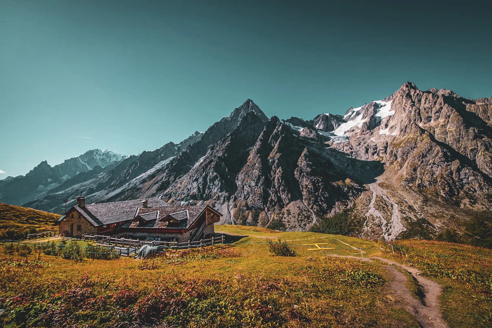 Le chaleureux Rifugio Bonatti, point d'arrêt lors du tour du Mont Blanc en randonnée