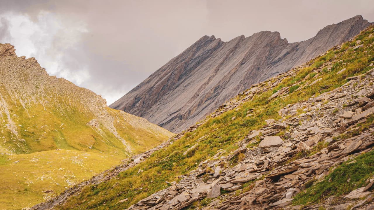 Paysage montagneux des Hauts Plateaux du Vercors, avec crêtes vertes et rochers, invitant à l'aventure.