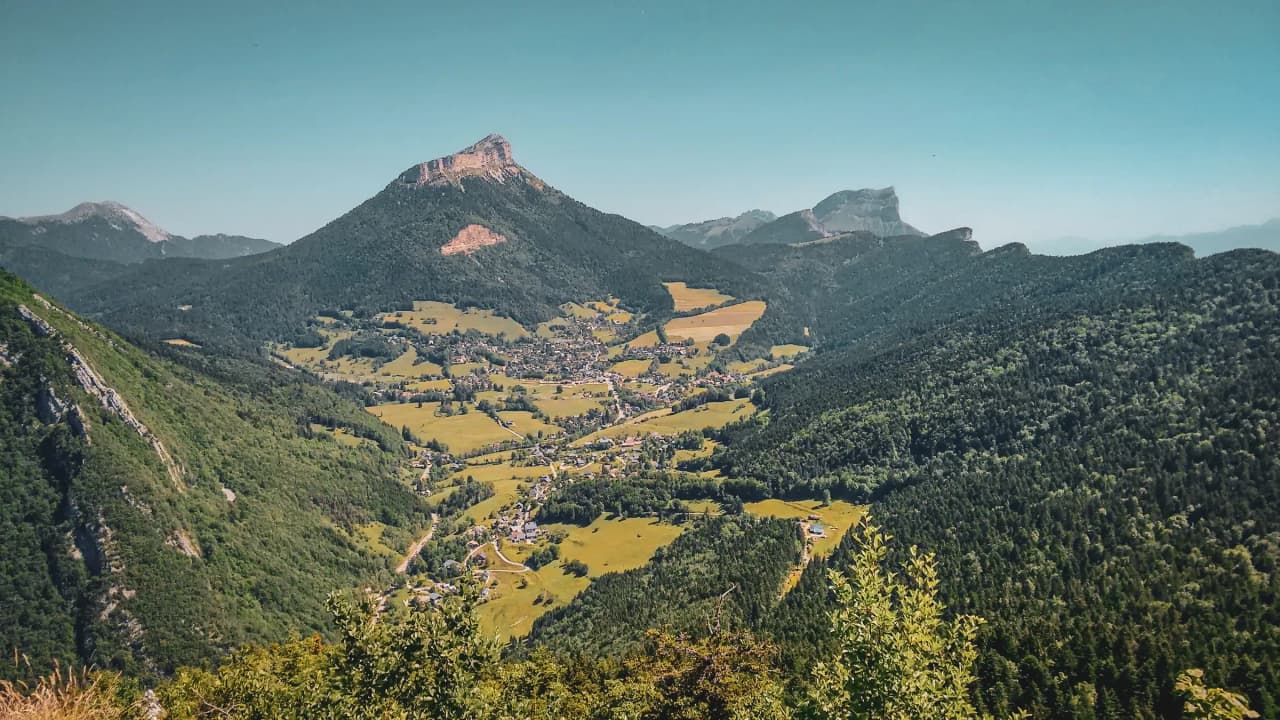 Vue panoramique des crêtes verdoyantes de Chartreuse, avec la majestueuse Pinéa en toile de fond.