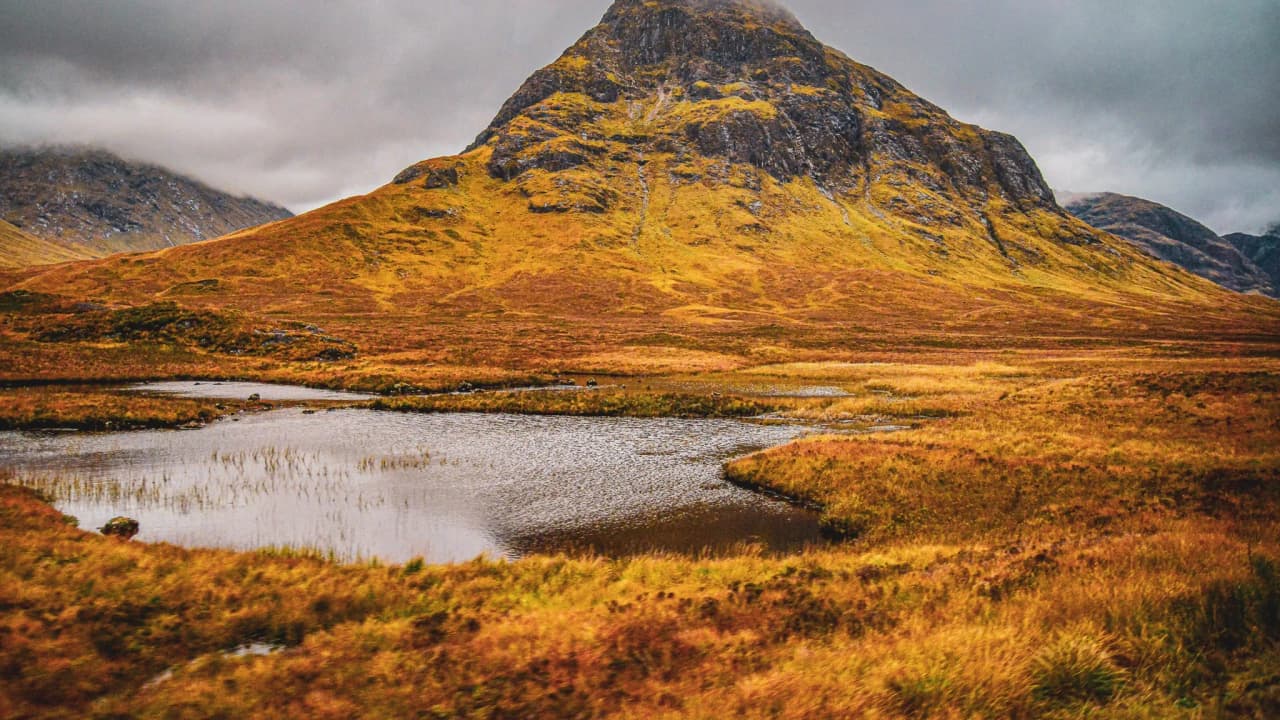 Adembenemend uitzicht op de betoverende Schotse Hooglanden vanuit het raam van een voertuig.