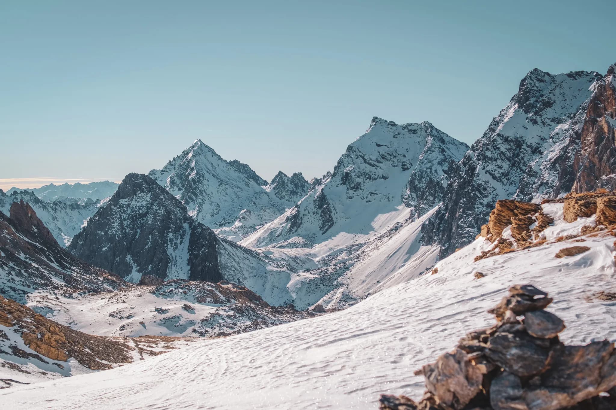 Een adembenemend panorama van de besneeuwde bergen van de Zuidelijke Alpen, een uitnodiging tot avontuur.